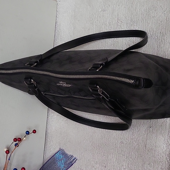 Coach Signature Gallery Tote